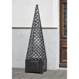 Obelisk v antracitni barvi