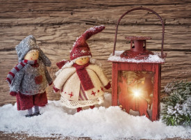 Osvetljena zimska slika z otroškimi figurami