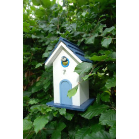 Pobarvana ptičja hišica bele barve