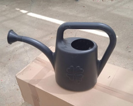 Zalivalka z vzorcem detelje