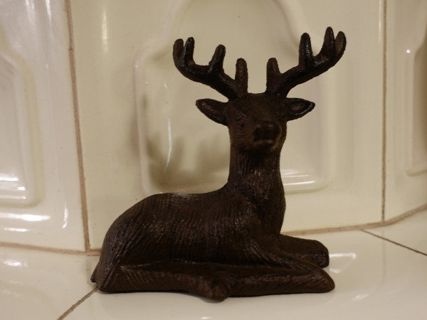 Litoželezna dekoracija, sedeči jelen